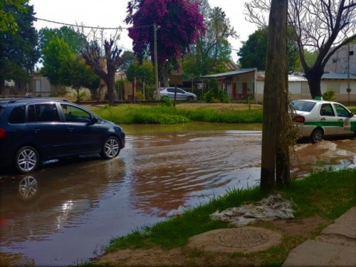 No llegó la lluvia pero ya están las calles inundadas: queja de los vecinos de 120 y 50