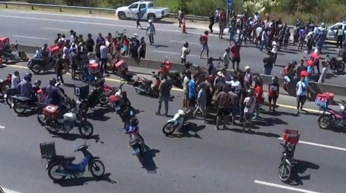 Se levantó el corte de la Autopista Buenos Aires - La Plata donde se pidió justicia por un delivery asesinado