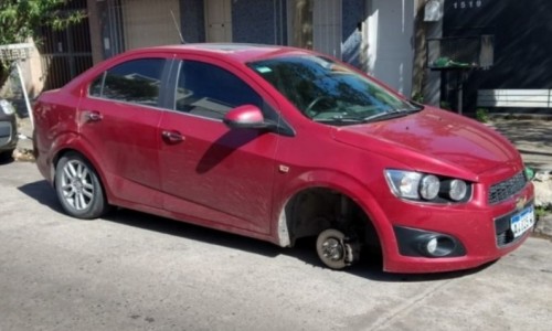Vecinos de La Plata en alerta por el robo de ruedas: aparecieron más de 10 autos sin los neumáticos