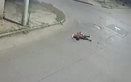 Un camionero atropelló a un joven, lo dejó tirado y huyó: las imágenes de una cámara de seguridad