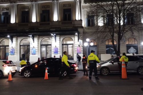 Un policía manejaba alcoholizado, intentó escapar de un control de tránsito en pleno centro de La Plata y quedó detenido
