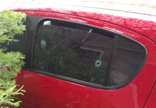 Apareció un auto con rastros de sangre en Tolosa, pero nadie sabe de dónde salió