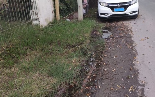 Vecinos de Villa Castells denuncian que hace 5 meses sufren una pérdida de agua potable