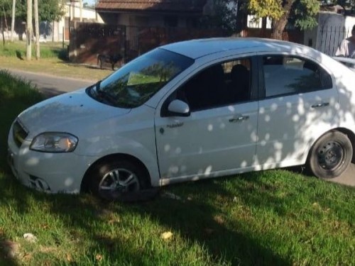 Un auto terminó encajado pese al reclamo vecinal en Los Hornos