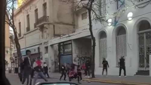 Brutal ataque de fanáticos de Estudiantes a un joven de Gimnasia en el centro de La Plata