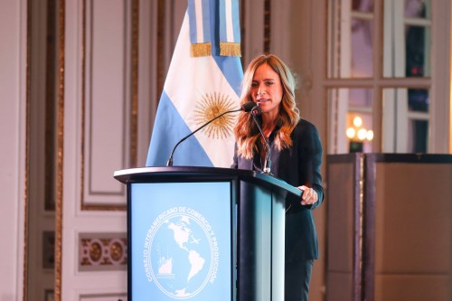Tolosa Paz participó de una jornada junto a empresarios de todo el país y aseguró que “vinimos a poner a la Argentina de pie"