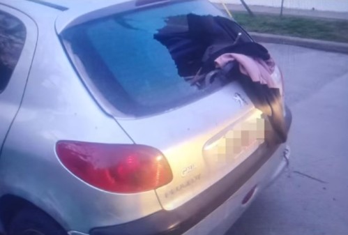 Un delincuente rompió el vidrio de un auto en Berisso, robó pertenencias y escapó caminando: terminó detenido