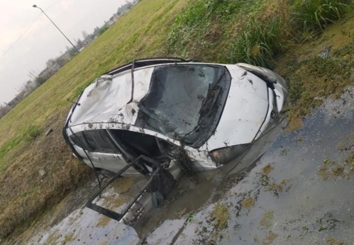 Tragedia en la Autopista Buenos Aires - La Plata: volcó un auto y murió una joven que iba de acompañante