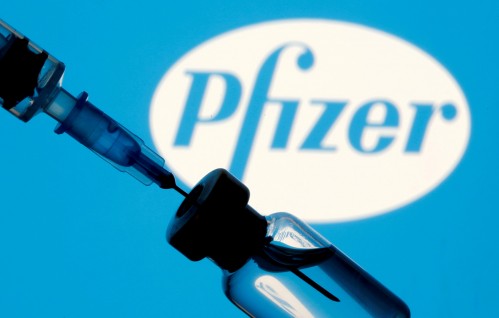Pfizer anunció la eficacia de una tercera dosis ante la variante Ómicron