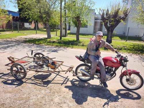 En La Plata un chico se gana la vida arriba de su moto y su carrito : ”Me cansé del maltrato del otro"