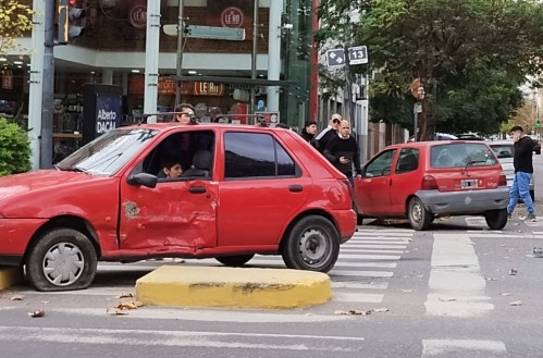 Un auto pasó con el semáforo en rojo y colisionó con otro en la esquina de 13 y 45: "Ella se cruzó mal"