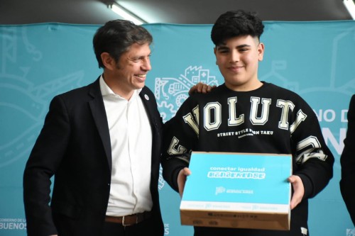 Kicillof encabezó la entrega de computadoras a estudiantes de la Escuela de Educación Técnica Nº5 de La Plata