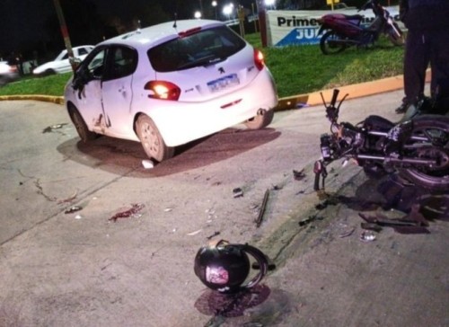Un impactante accidente en La Plata dejó a un motociclista gravemente herido tras chocar con un auto