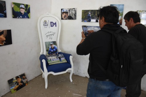 Muñequitos, postales históricas y su "trono": el Bosque homenajeó a Diego Maradona en su cumpleaños