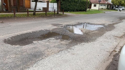 Vecinos de San Carlos denuncian que los pozos de una calle forman lagunas cuando llueve