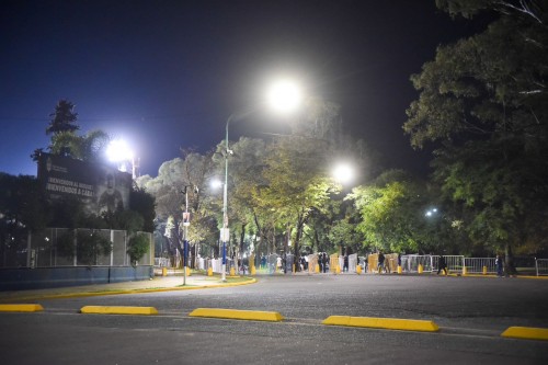 La Municipalidad de La Plata colocó más iluminación en el Paseo del Bosque, para mejorar el ingreso a los estadios