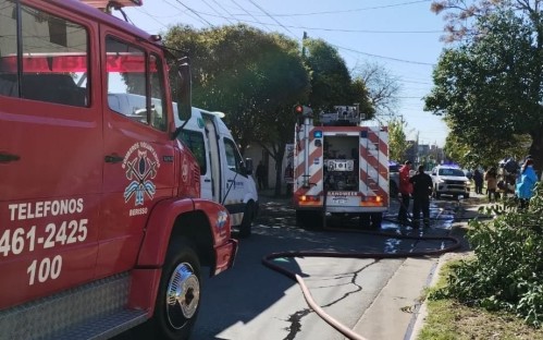 Se incendió el piso de un departamento en Berisso y dos personas tuvieron que ser asistidas