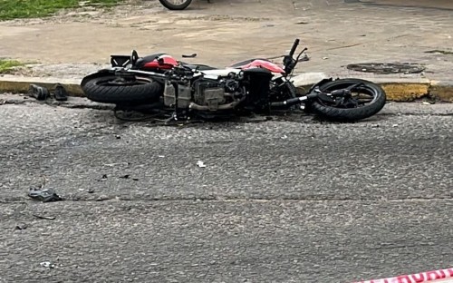 Fuerte choque en La Plata: un motociclista debió ser hospitalizado luego de colisionar contra un auto
