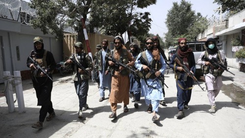 Talibanes reprimen marchas en varias ciudades donde manifestantes desafían su poder