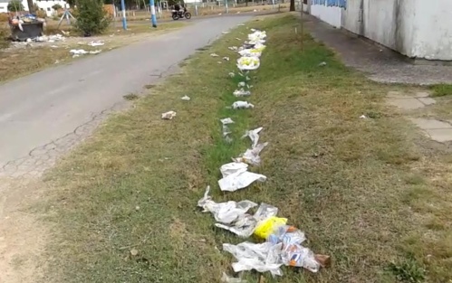 En Arturo Seguí reclaman que hay "una fila" de basura en las cercanías de una escuela