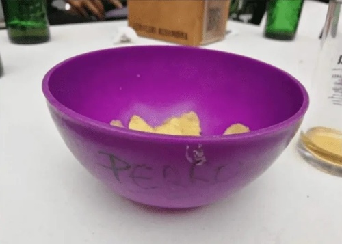 Fue a tomar unas cervezas con amigos y se indignó por el particular recipiente en el que le dieron las papas: "No volveremos"