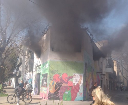 Susto y tensión tras el incendio de un taller en La Plata: dos vehículos fueron alcanzados por las llamas