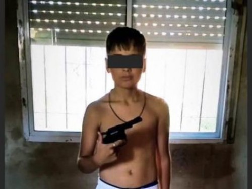 Terror en una escuela de La Plata: un adolescente llevó un arma y hasta se sacó fotos en el aula