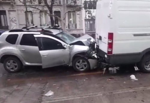 Un conductor chocó contra una camioneta en La Plata y un menor resultó herido