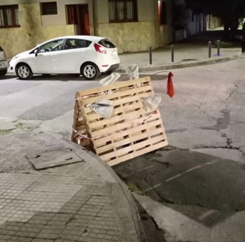 Vecinos de La Loma piden que arreglen un "cráter" en plena calle