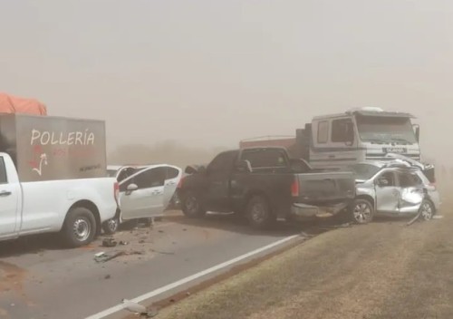 Trágico choque múltiple por los fuertes vientos y el polvo en la autopista Rosario - Córdoba: un muerto y 17 heridos