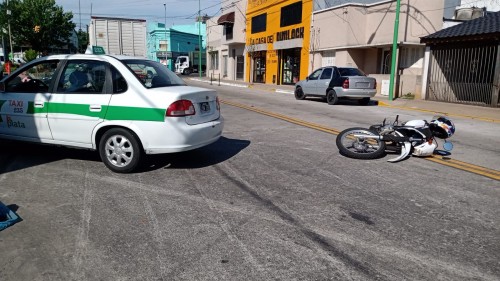 Chocaron una moto y un taxi en Ensenada y hubo un herido