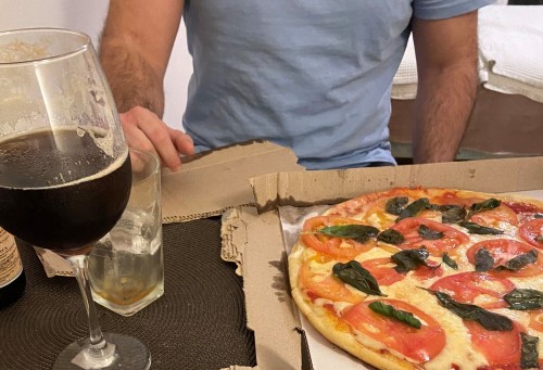 “Fernet en copa y pizza en cartón”: una joven compartió una foto cenando con un chico y se hizo viral
