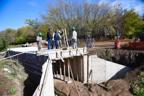 La Municipalidad de La Plata construye un nuevo puente vehicular y peatonal sobre el arroyo El Palito