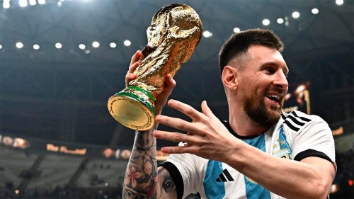 Messi levantó una copa 'trucha' que es de un matrimonio de La Plata y la foto se convirtió en las más likeada