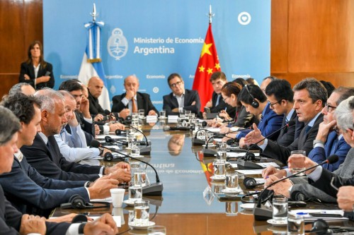 Argentina deja de pagar importaciones de China en dólares y pasa a yuanes