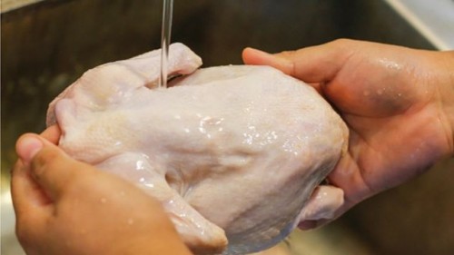 La forma más segura de lavar el pollo para evitar una contaminación en la cocina o una intoxicación alimentaria