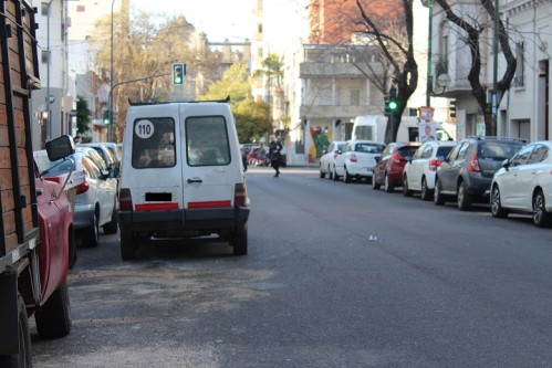 Proponen que las camionetas con puertas paralelas puedan ser taxis y remises en La Plata