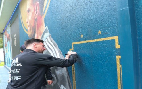 Messi en el predio de AFA, inauguró un impactante mural hecho para los campeones de América