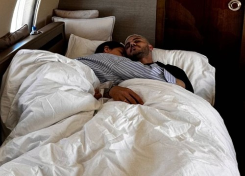 Wanda Nara compartió una foto desde la cama junto a Mauro Icardi y confesó cuál es la mejor forma de dormir: “En el aire más”