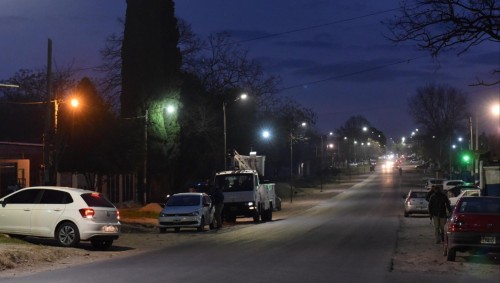 Contentos por el asfalto e iluminación, vecinos de Los Hornos también piden por las veredas