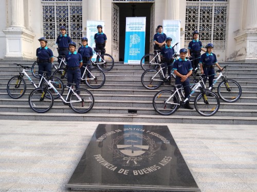 Se refuerza la seguridad en el centro comercial platense con la entrega de 10 bicicletas para la policía