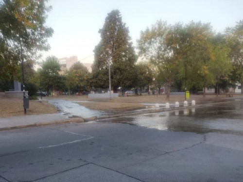 Barrios sin agua y calles inundadas: vecinos enfurecidos por un pozo en La Plata