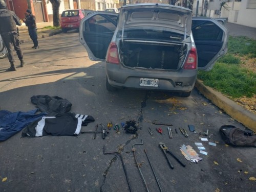 “Con las manos en las ruedas”: detuvieron a tres sujetos en La Plata cuando estaban robando neumáticos a plena luz del día