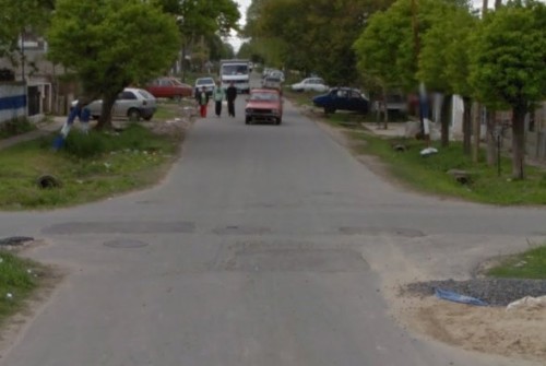 En un sector de Los Hornos, los vecinos piden “con urgencia” que se arreglen “las calles rotas”