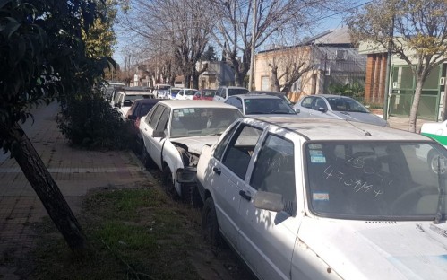 Vecinos de 28 y 62 reclaman por el “cementerio de autos”