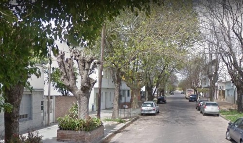 Una mujer baldeaba la vereda y fue asaltada en El Mondongo