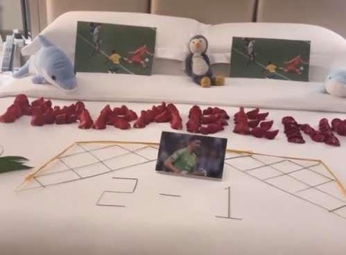 ¡Cuánto amor!: la mujer del Dibu Martínez decoró su cama con fotos de la épica atajada frente Australia