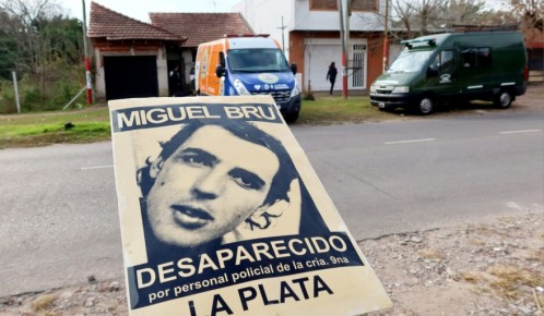 Se realizó un nuevo rastrillaje en busca de los restos de Miguel Bru en La Plata, en el domicilio de un expolicía condenado