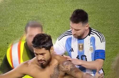 Un fanático se metió en la cancha para intentar que Messi le firmará la espalda: el video en primera persona