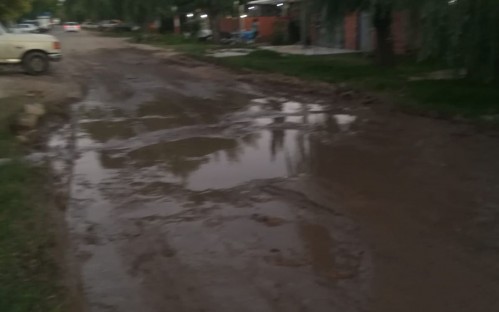 Vecinos de Los Hornos piden el arreglo de una calle: "Los días de lluvias es imposible pasar"